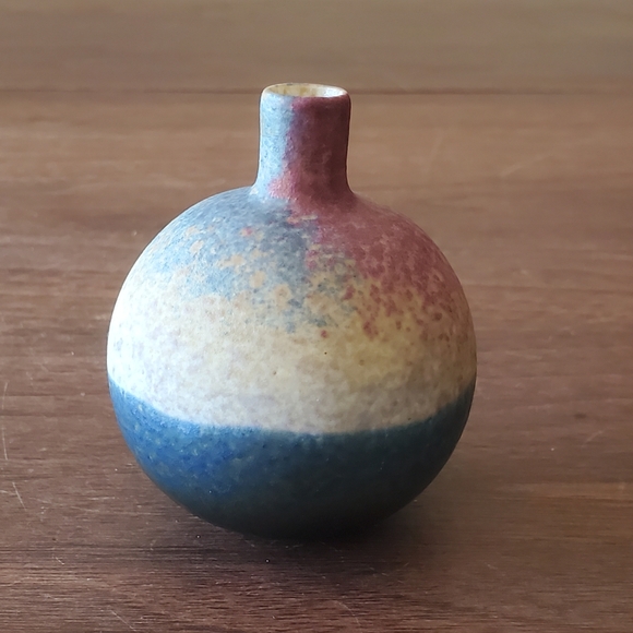 Studio Pottery Vase Pretty Little Vase - Picture 3 of 10